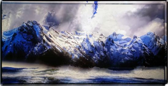 Imagen distorsionada de montañas nevadas, con tonos azules y blancos