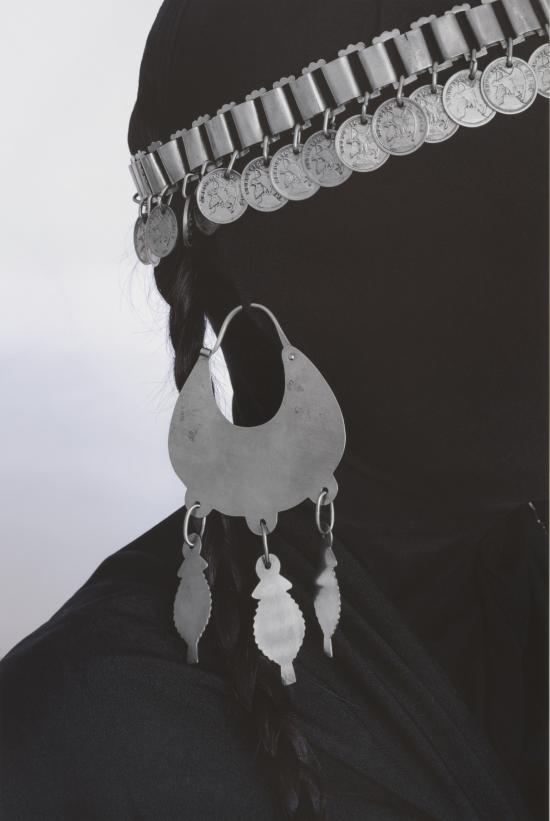 Fotografía de una mujer con un trarilonco (cintillo mapuche)